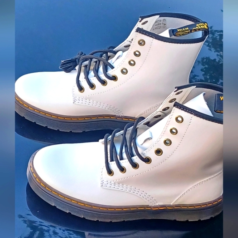 NWOT Dr. Martens boots 👢